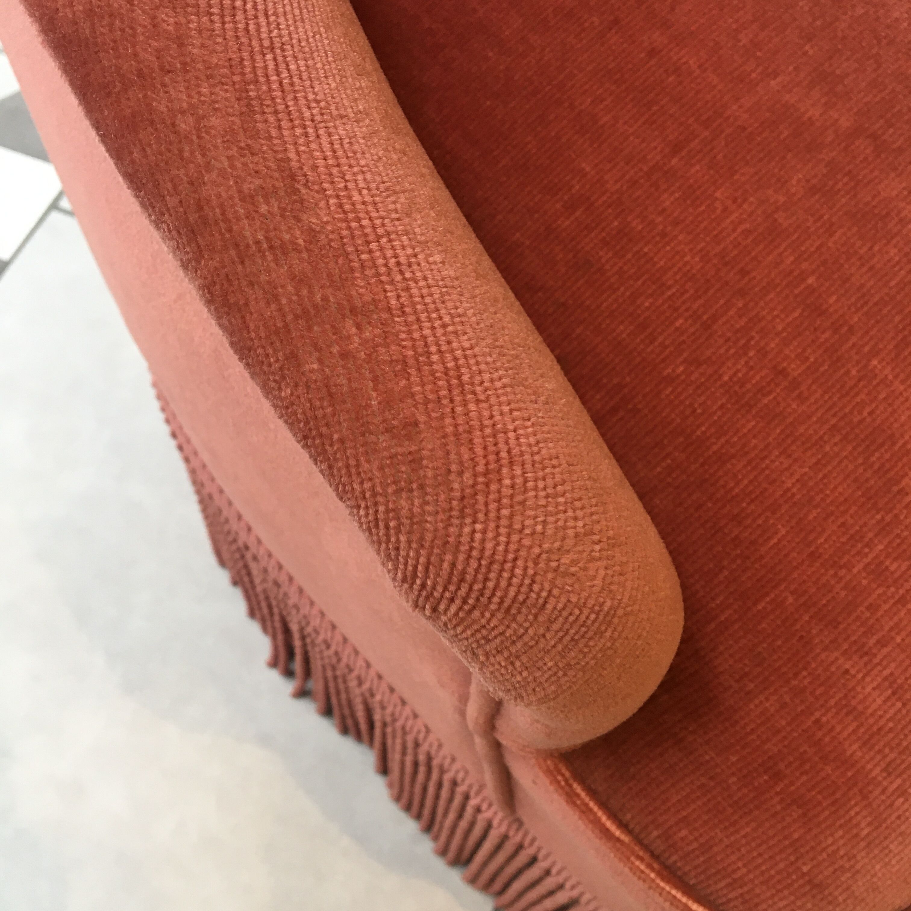 Fauteuil crapaud velours rose framboise
