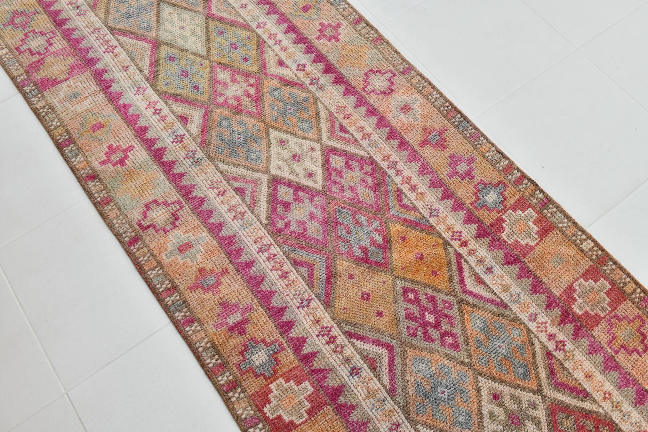 Tapis couloir kilim vintage, Tons pastel rose, bleu et beige, 94x409