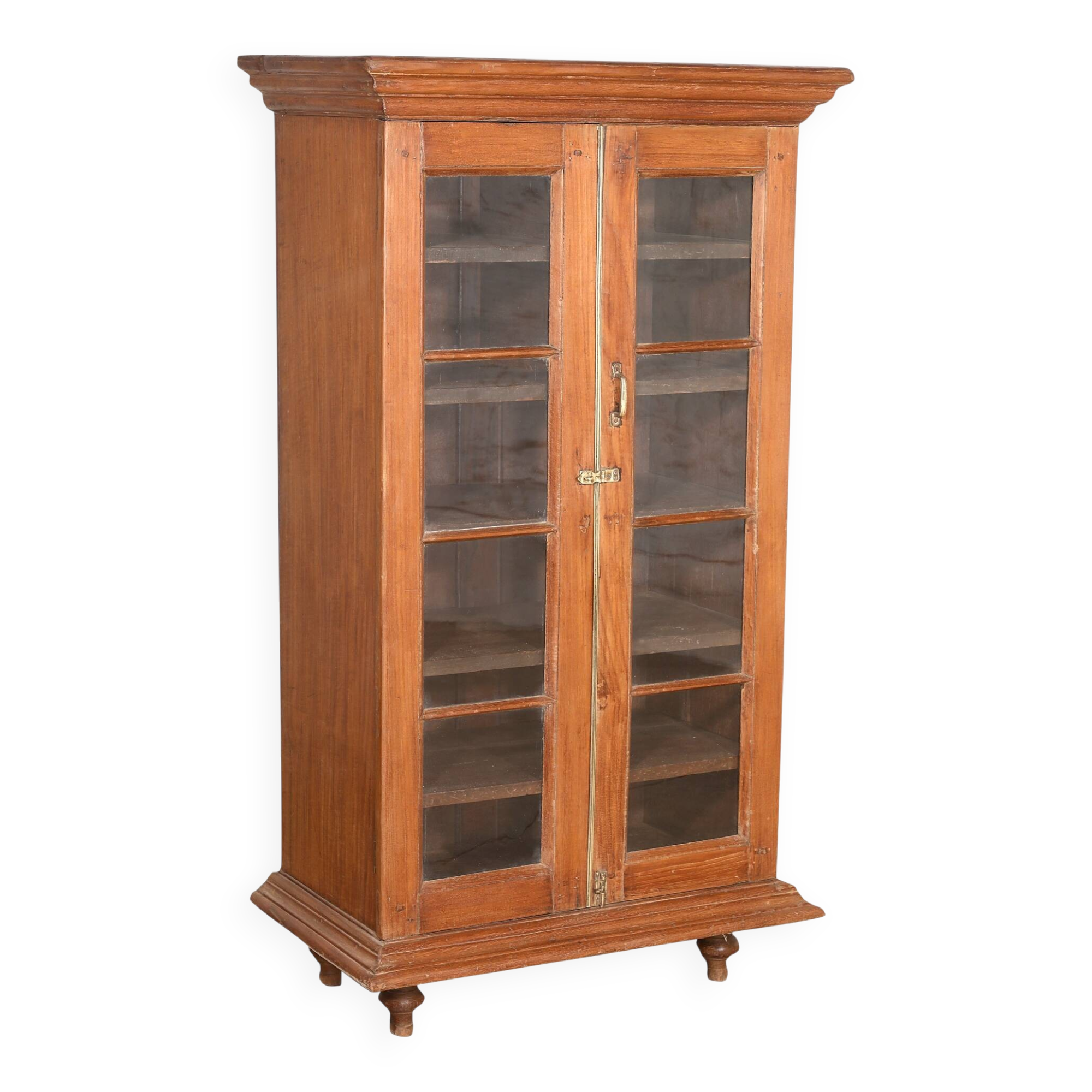 Armoire vitrée en bois de style colonial