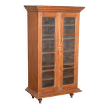 Armoire vitrée en bois de style colonial