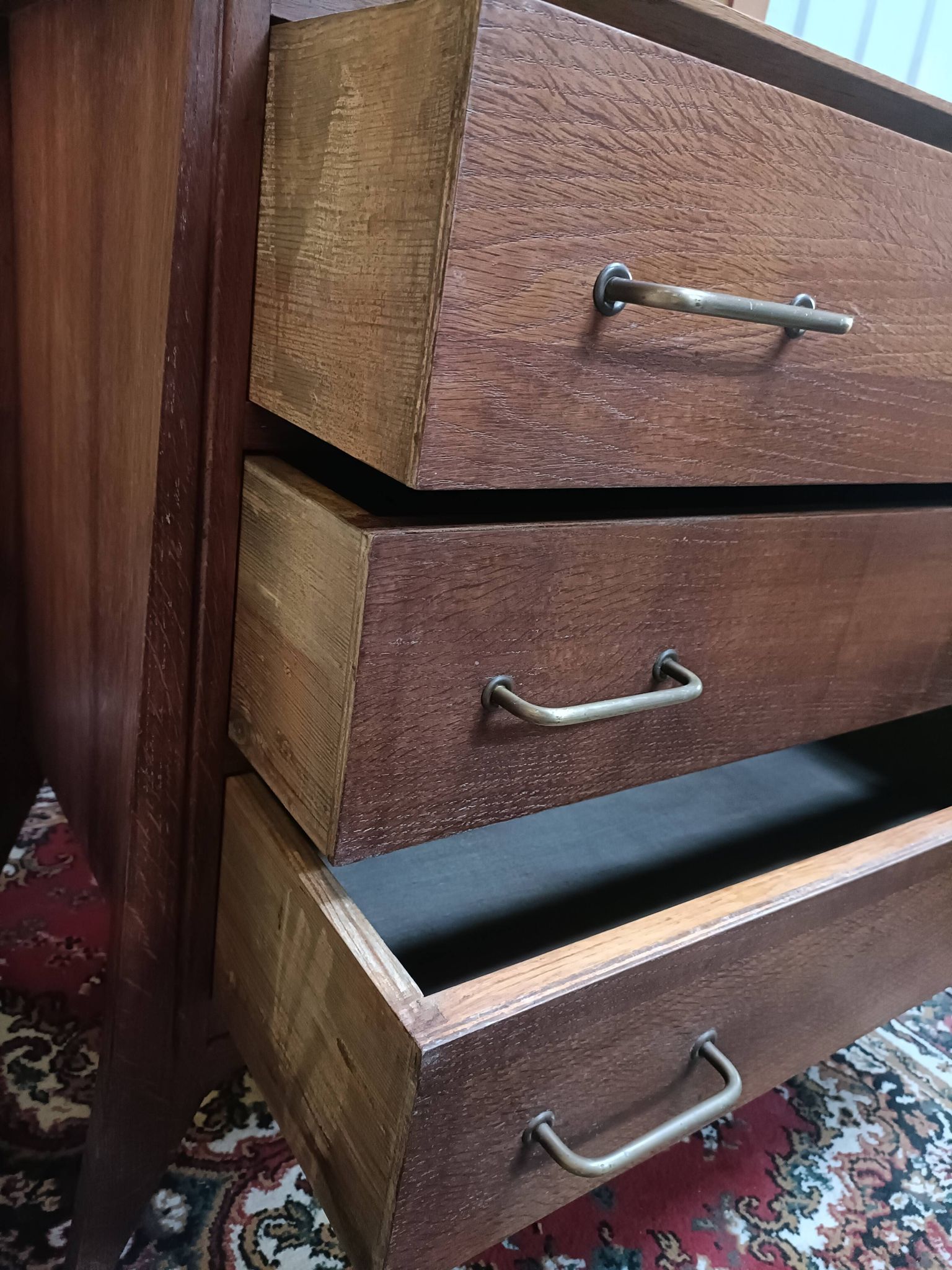 Commode scandinave à trois tiroirs en chêne pieds compas