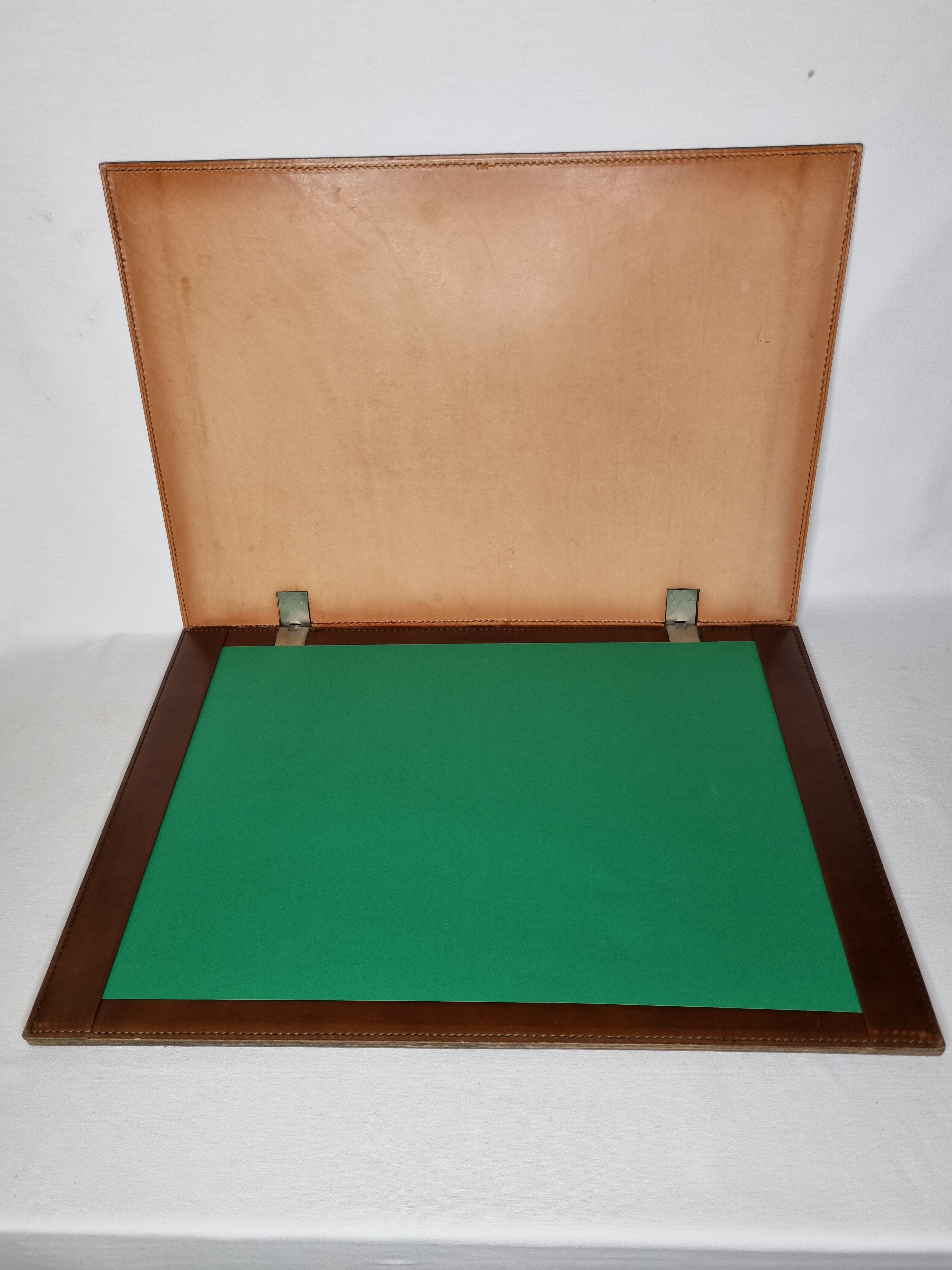 Underhand in saddle leather and vintage brushed metal