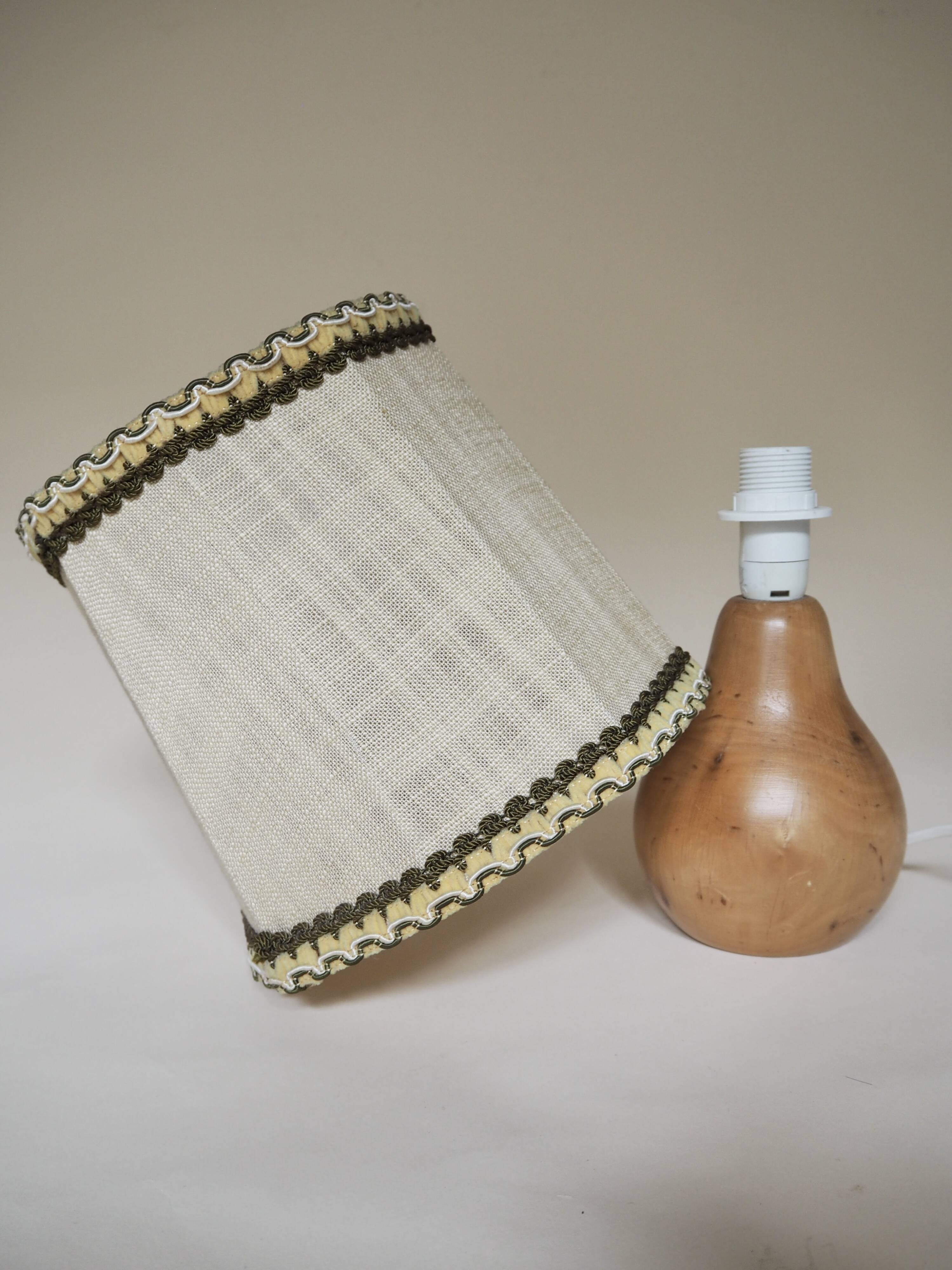 Lampe en bois tourné avec abat-jour en lin