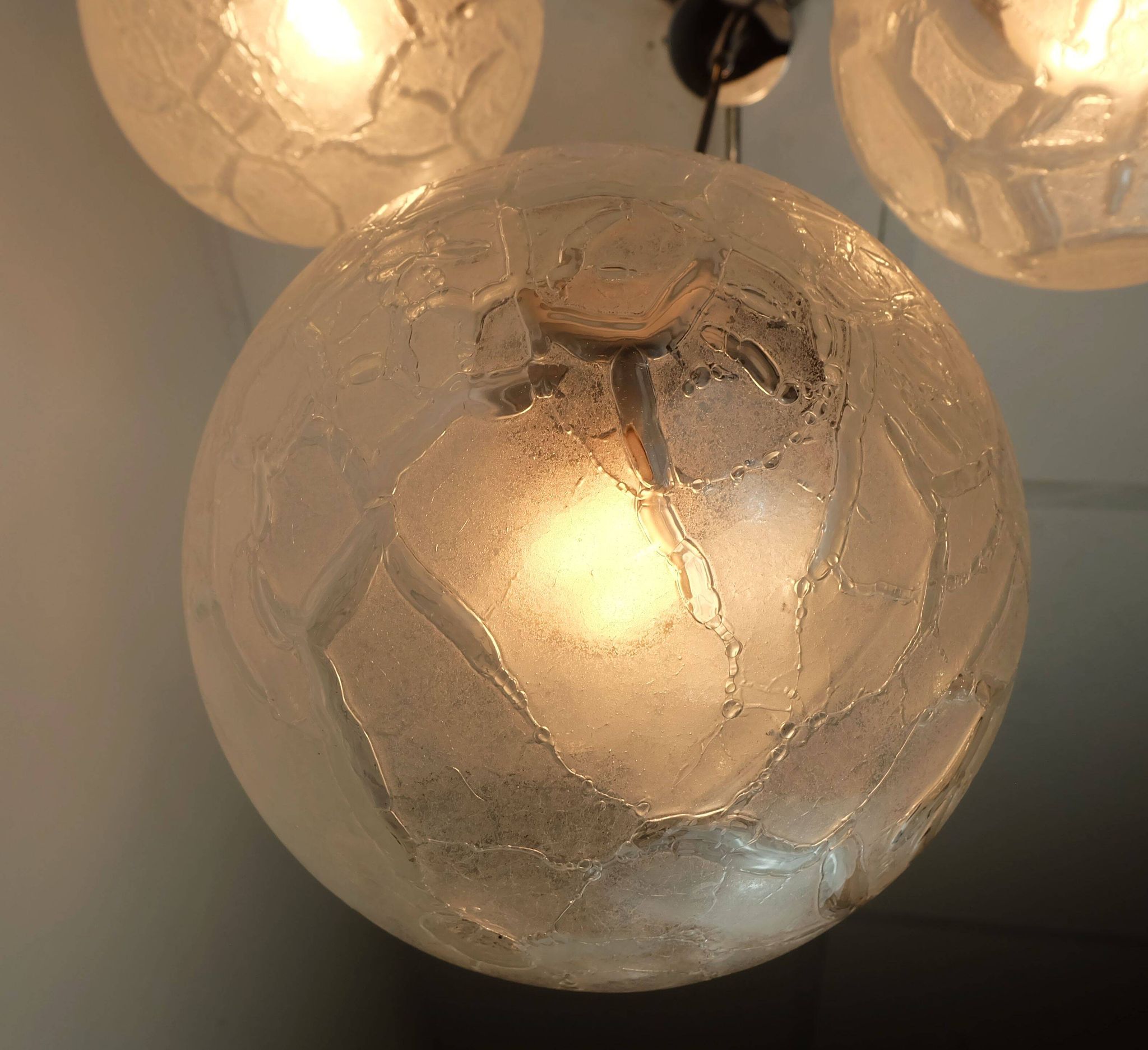 Suspension en verre et chrome à 4 lumières de style mid-century moderne, lumière en cascade des années 1970.