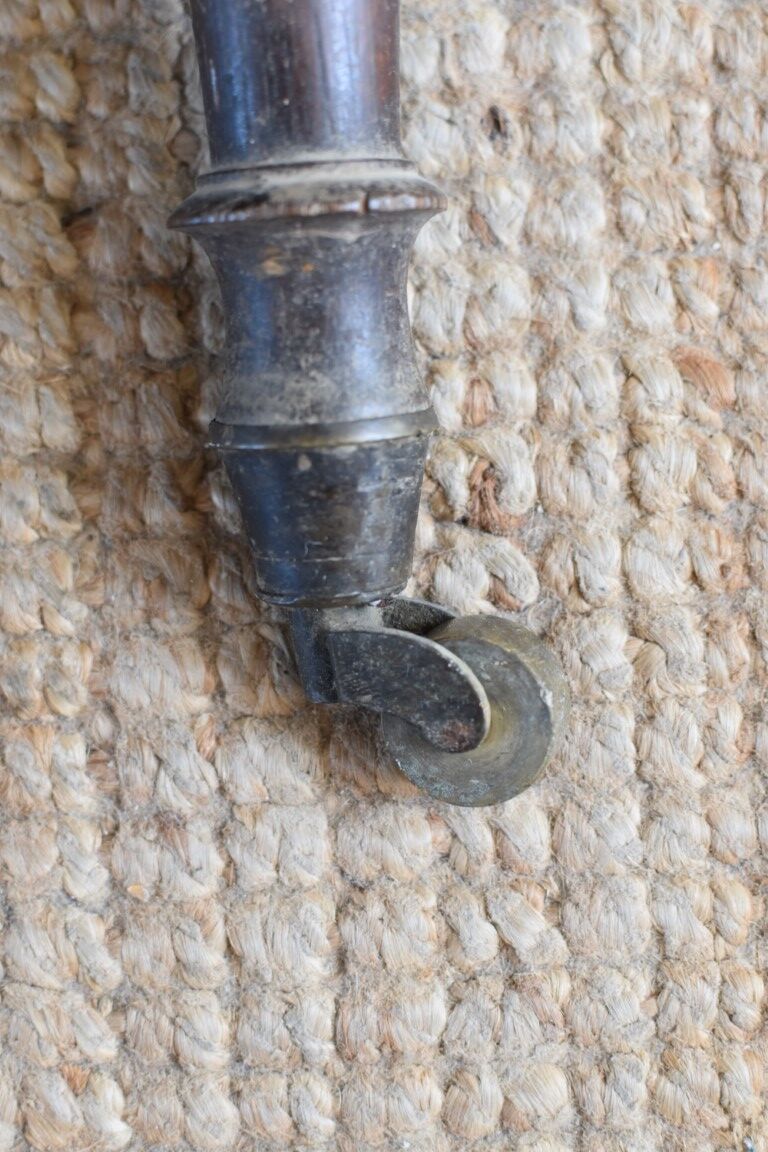 Louis philippe round table