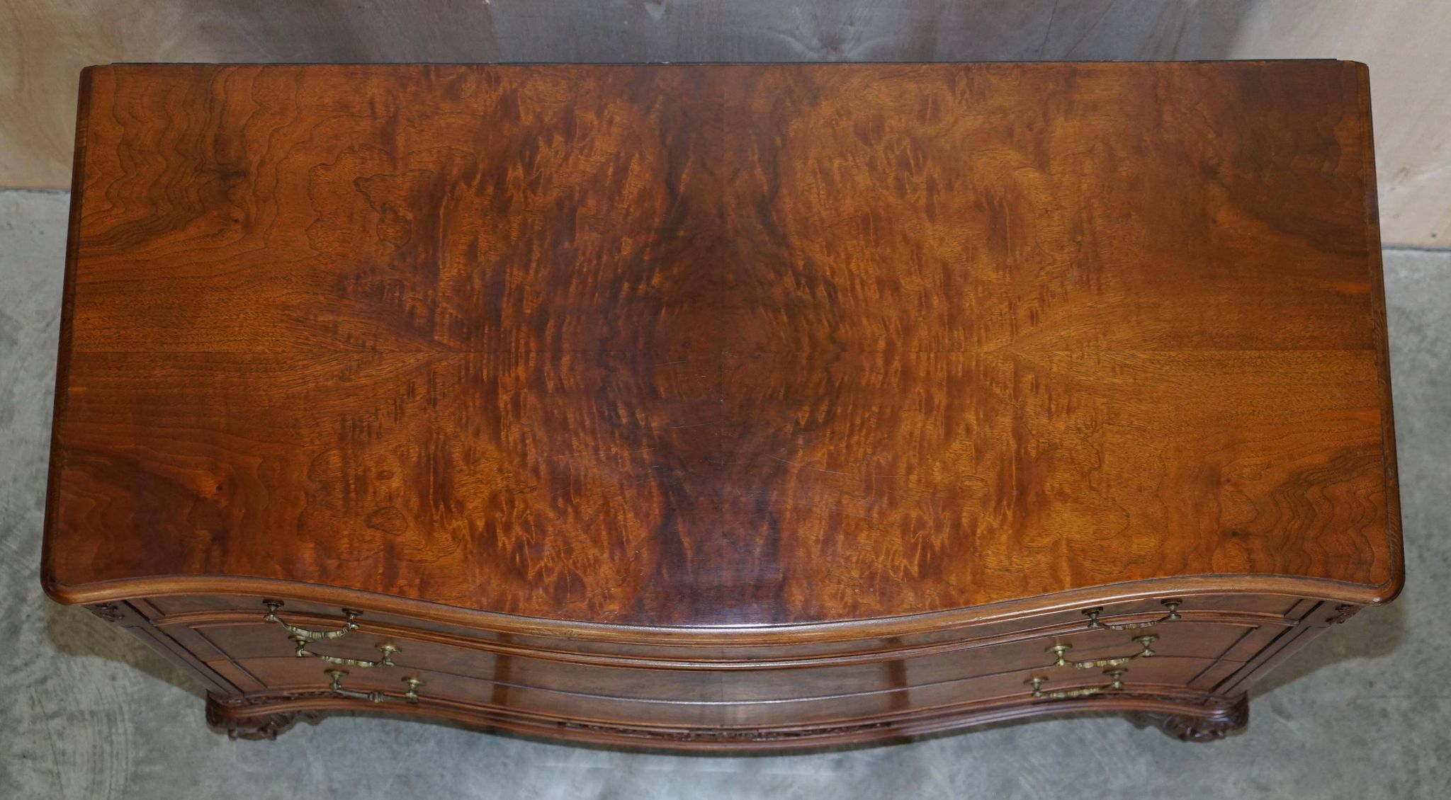 Commode Victorienne Tardive en Bois Dur Pieds Griffe et Boule