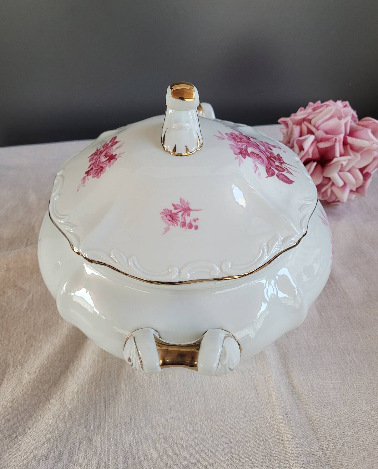 Soup tureen, gravy boat and serving dishes
