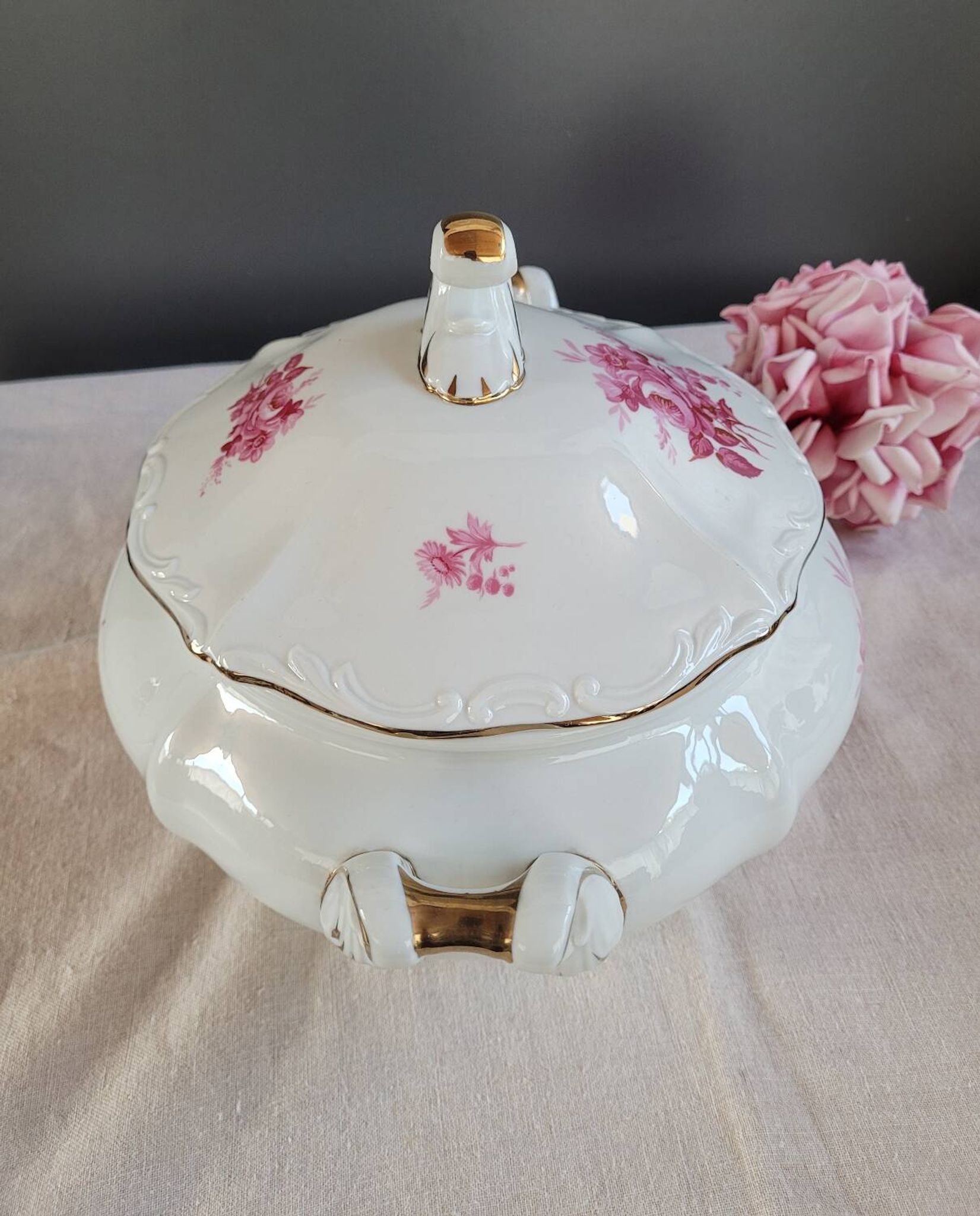 Soup tureen, sauce boat and serving dishes