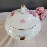 Soup tureen, sauce boat and serving dishes