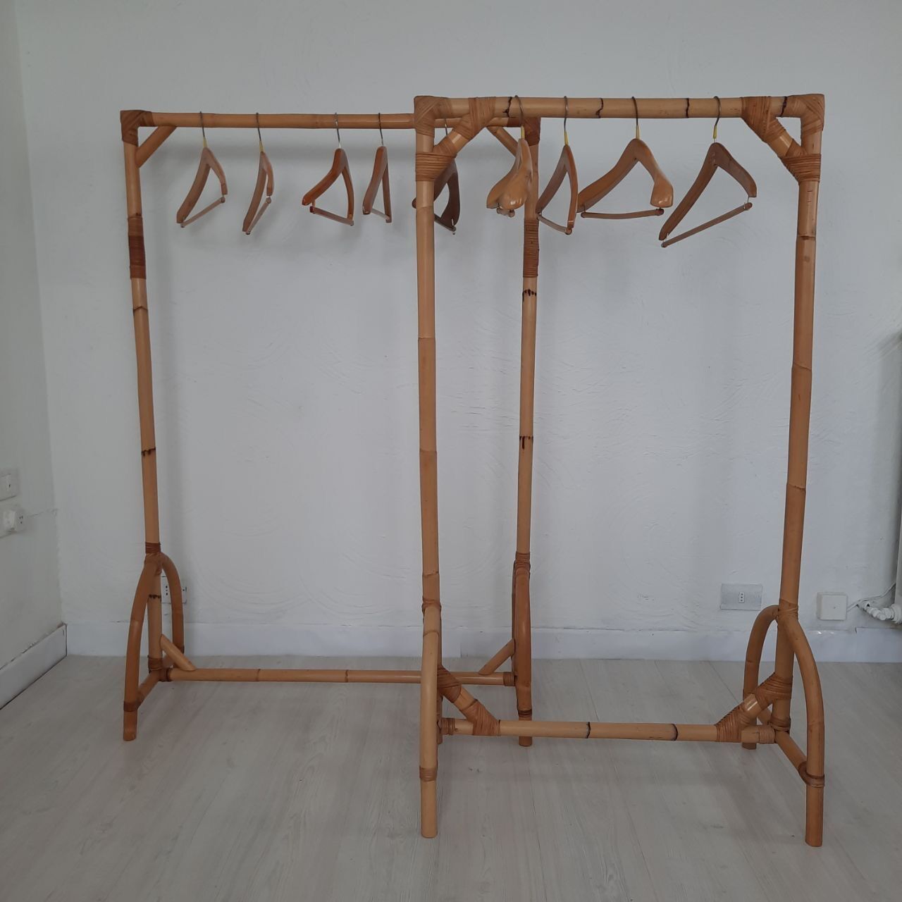 Deux porte-manteaux en bambou vintage