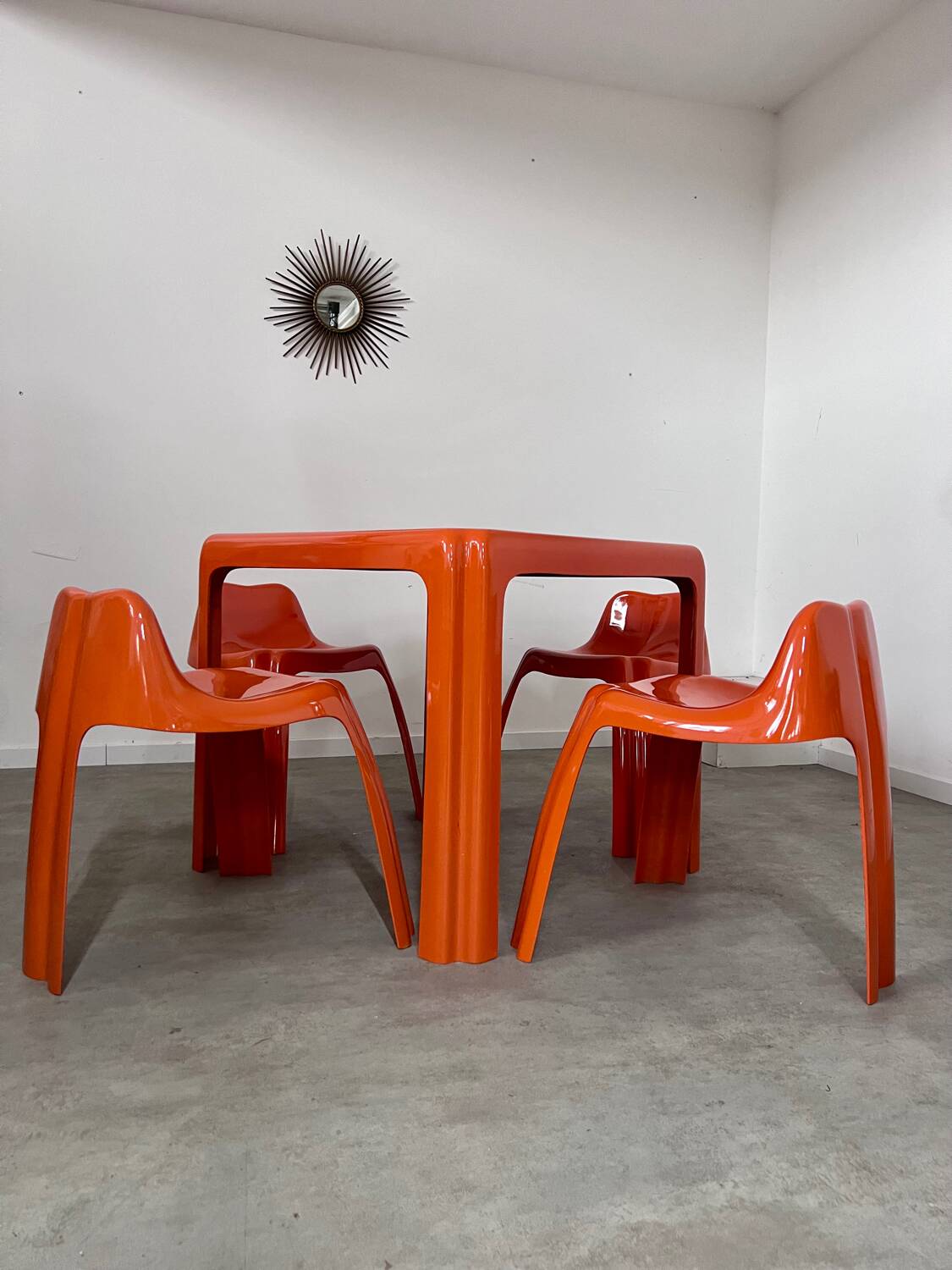 Table and 4 chairs in orange fiberglass design from the 70s Patrick Gingembre Paulus edition