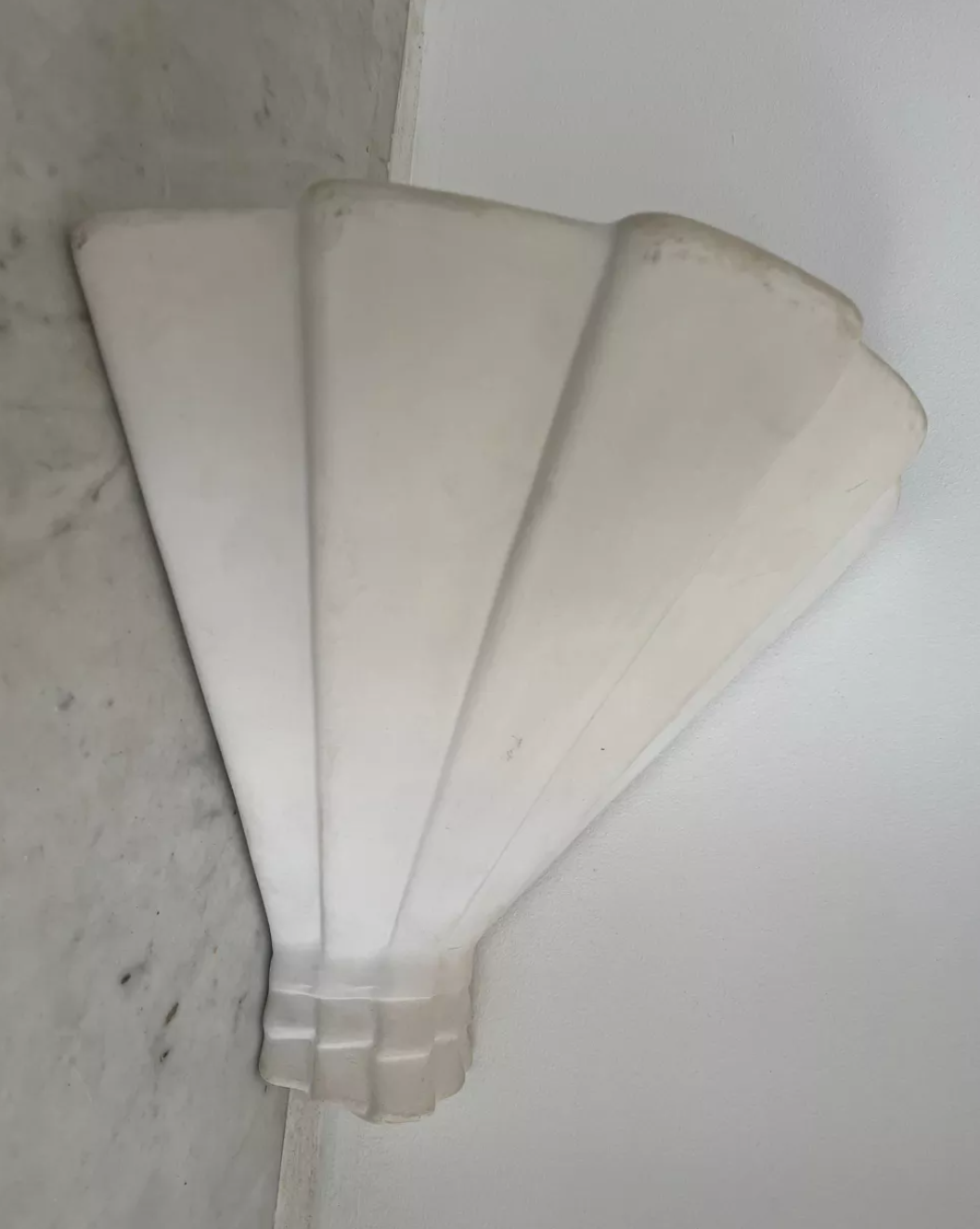Geometric corner wall lamp in plaster, France 1980.