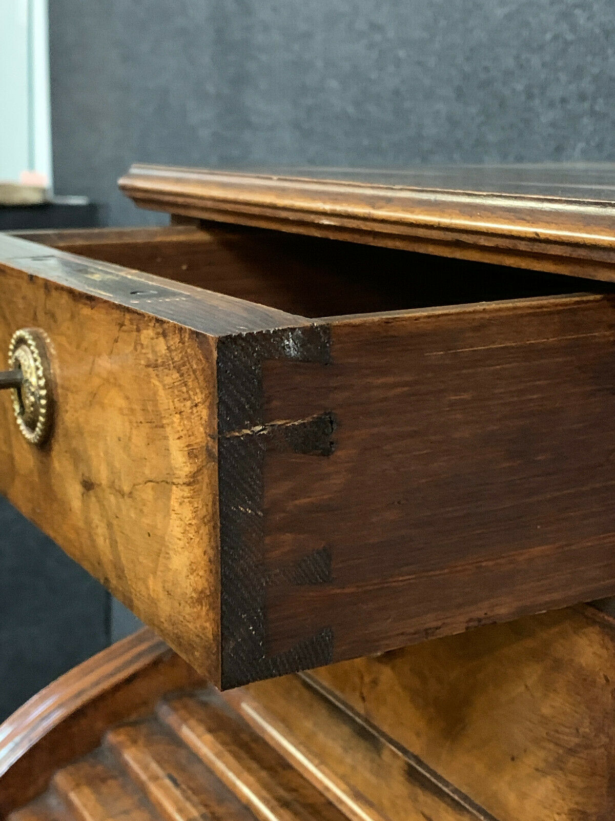 Scriban époque Biedermeier en noyer clair vers 1820