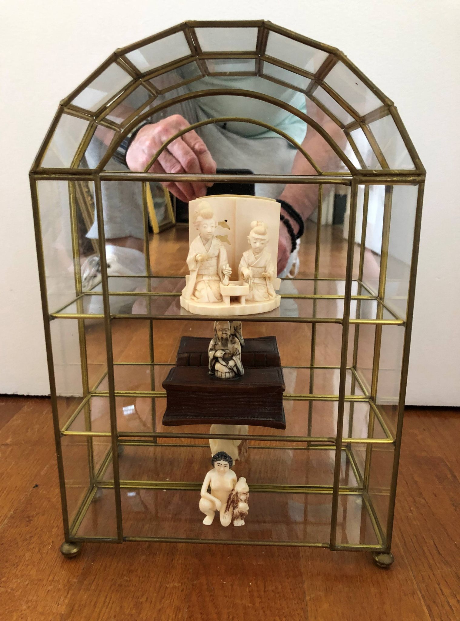 Vitrine en verre et laiton