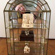 Vitrine en verre et laiton