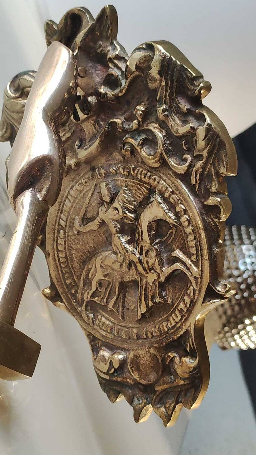 French masonic door knocker/knocker of the templars, in cast bronze. knight medallion, hand with hammer