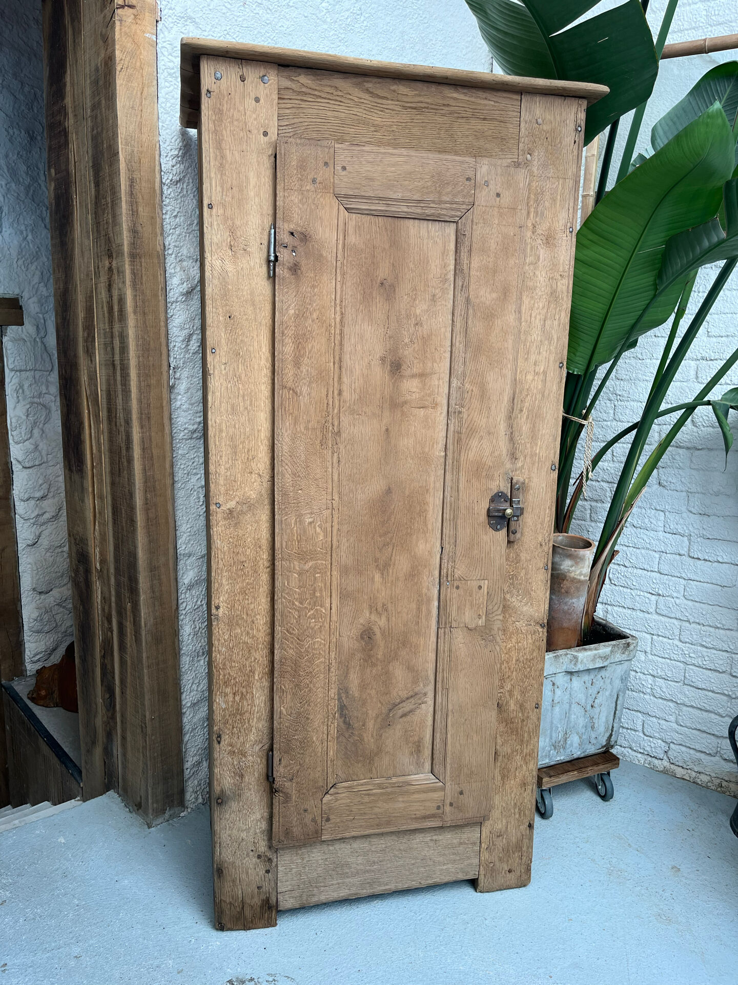 Small rustic bonnetière in 18th century oak.