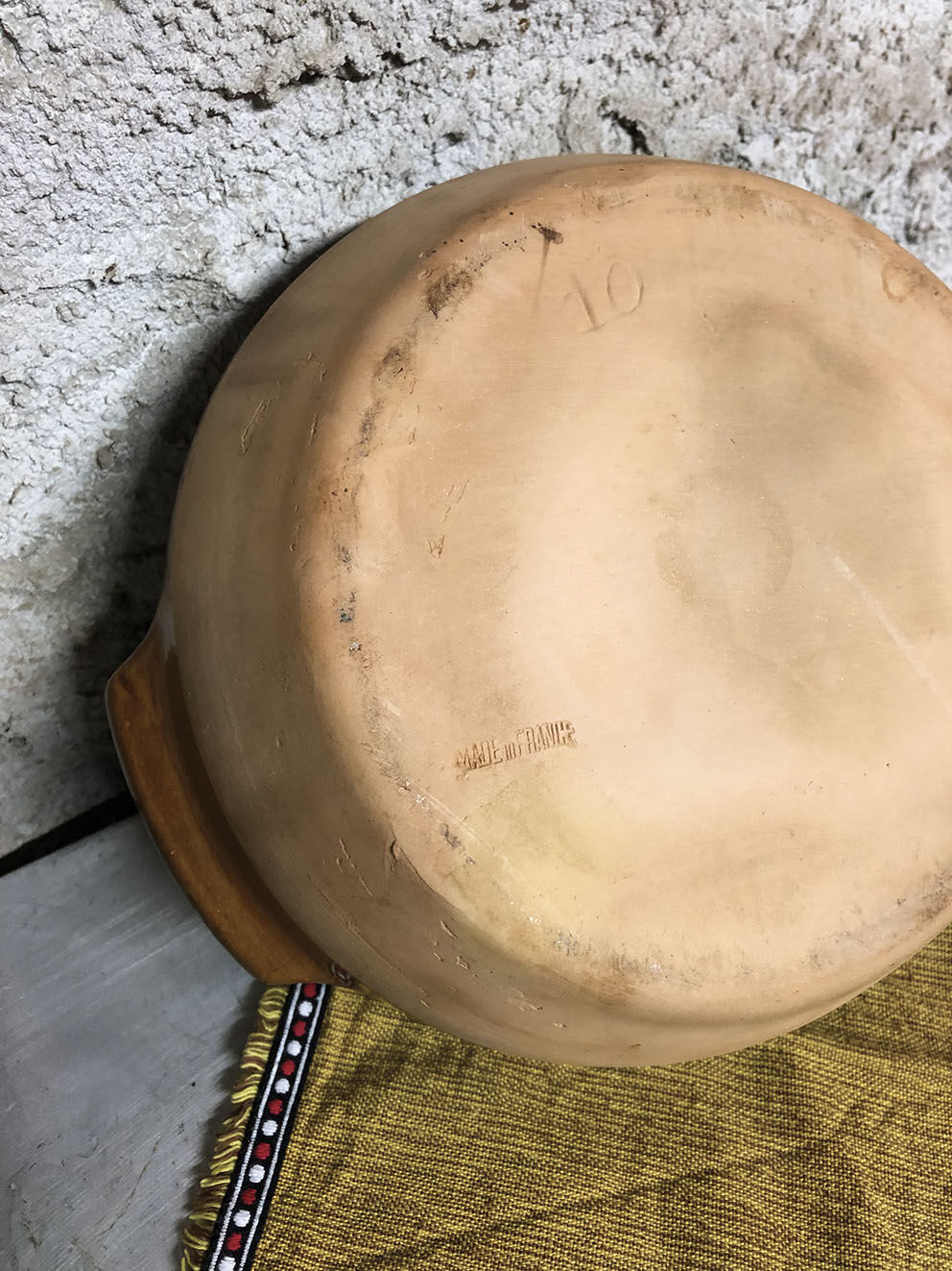 Salad bowl in raw stoneware and varnish
