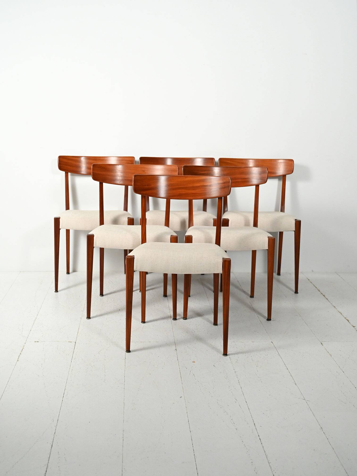 Ensemble de six chaises de salle à manger en teck scandinave, années 1960.