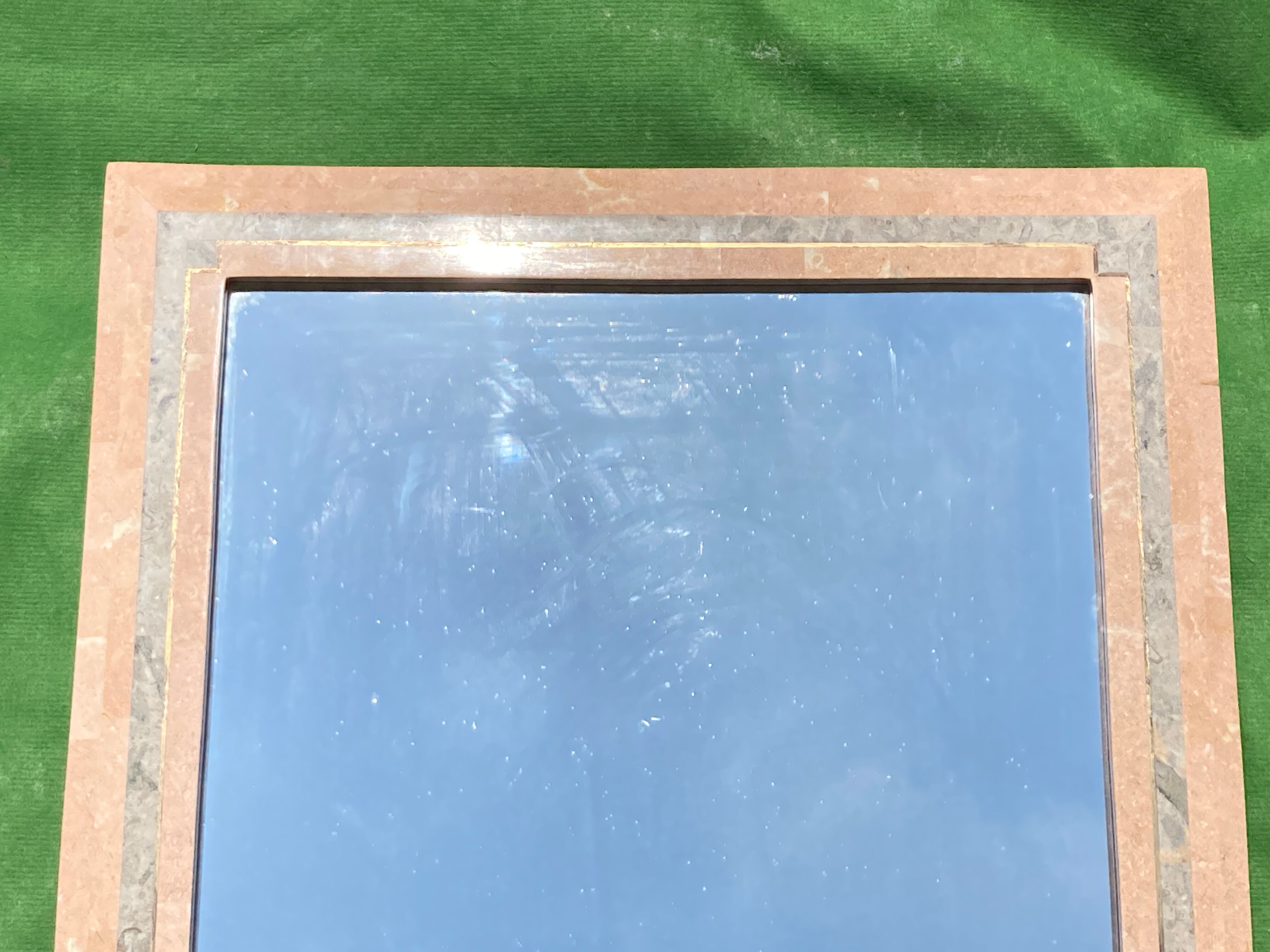 Miroir en pierre de corail rouge pavé par Maitland Smith dans les années 1970  75x110cm