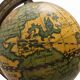 Globe terrestre vintage en bois tourné et bronze
