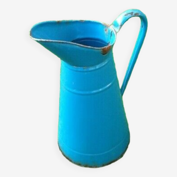 Jug from the past in enameled sheet metal from the 1940s