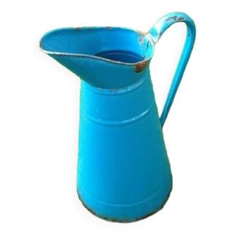 Jug from the past in enameled sheet metal from the 1940s