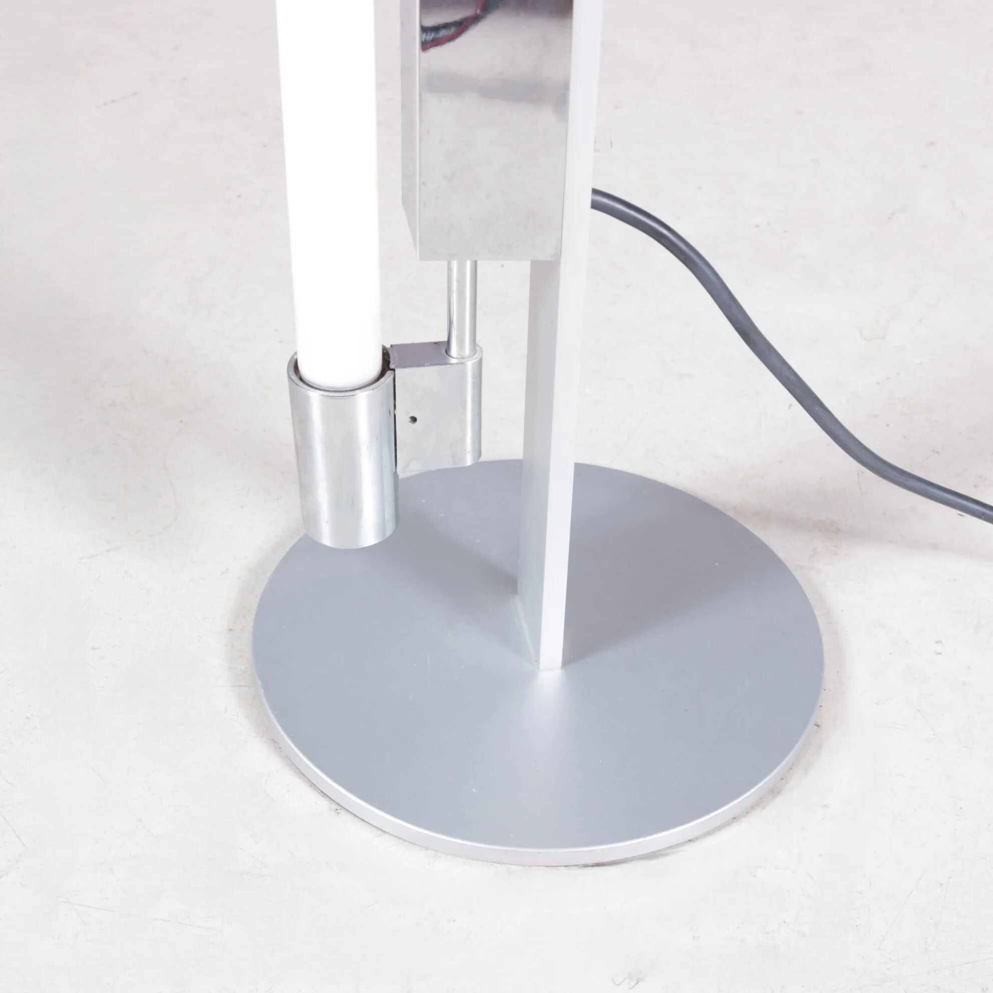 Lampe de sol Trapez en chrome des années 1990 avec tube blanc par Erwin Egli pour Ribag Suisse