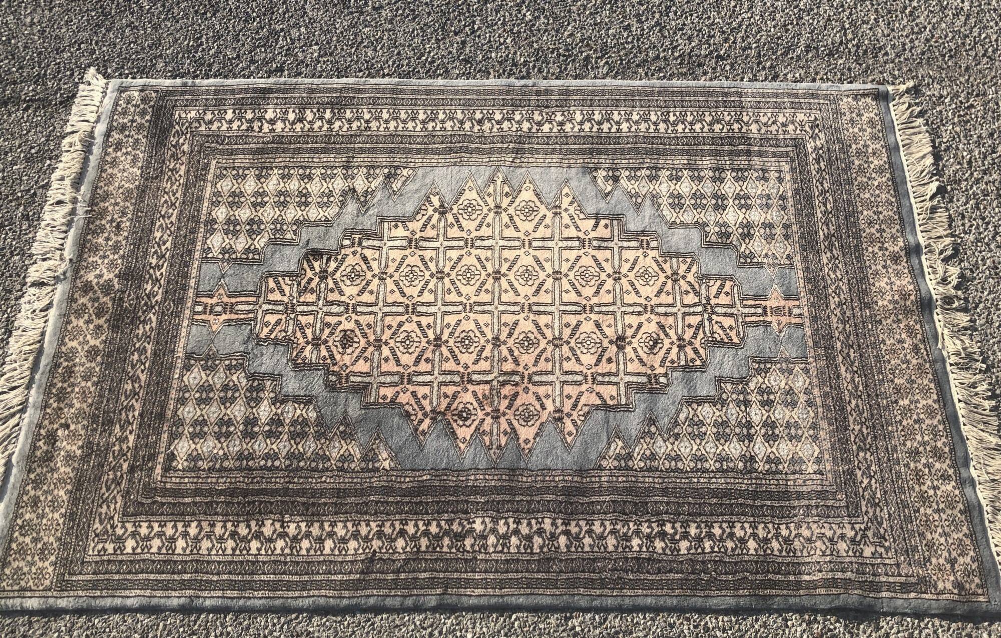 Pakistan oriental rug. 1.28 X 1.90 meters. Handmade