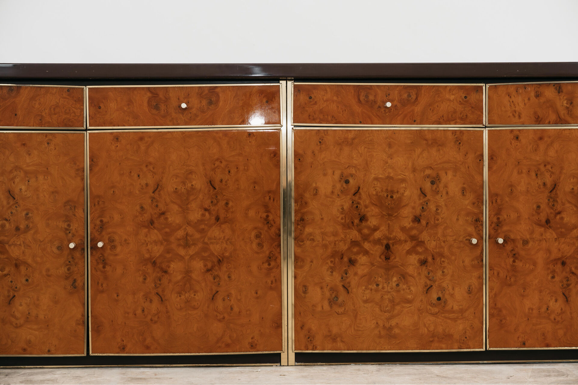Buffet en radica et métal doré moderniste des années 70