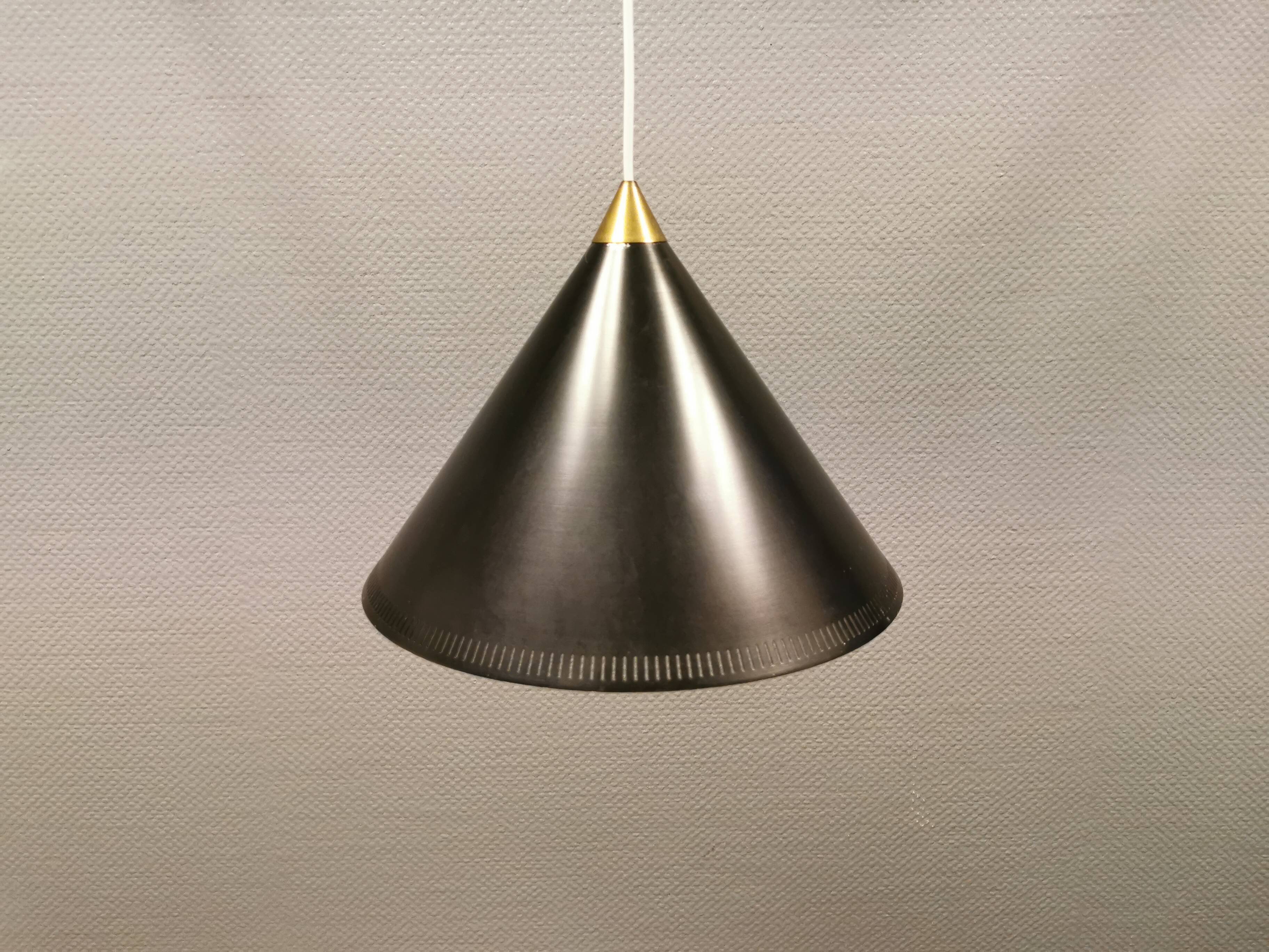 Suspension cône produite par le danois Lyfa en belle laque noire avec abat-jour perforé et dessus en laiton.