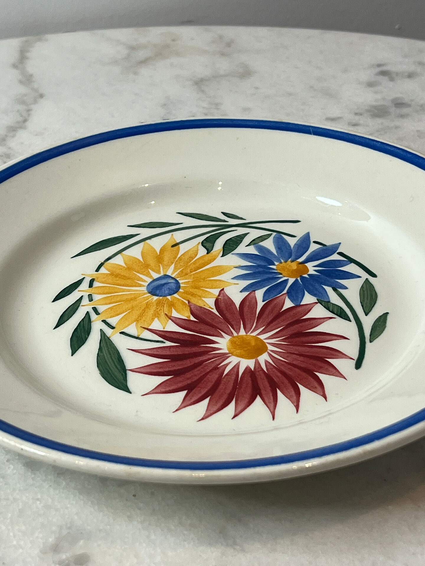 Flat plate with hand-painted floral decoration