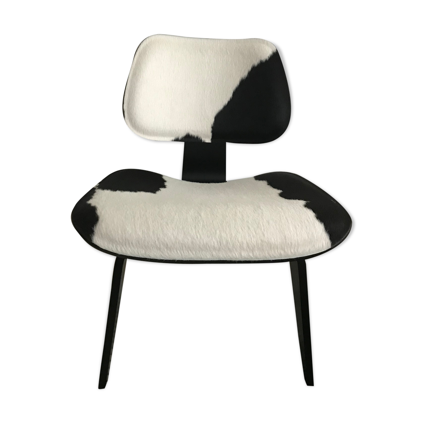 Fauteuil LCW calf skin par Charles et Ray Eames