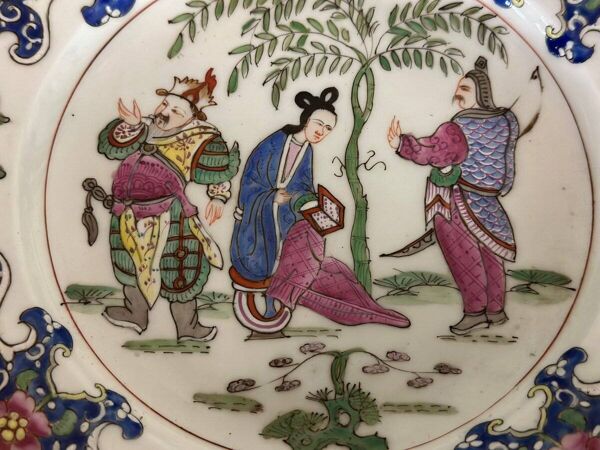 Suite de trois assiettes en porcelaine famille rose, Compagnie des Indes, Quianlong, Chine