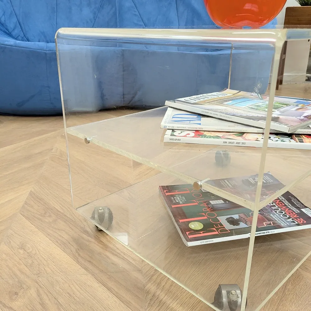 Vintage coffee table in plexiglass from the 1970s.