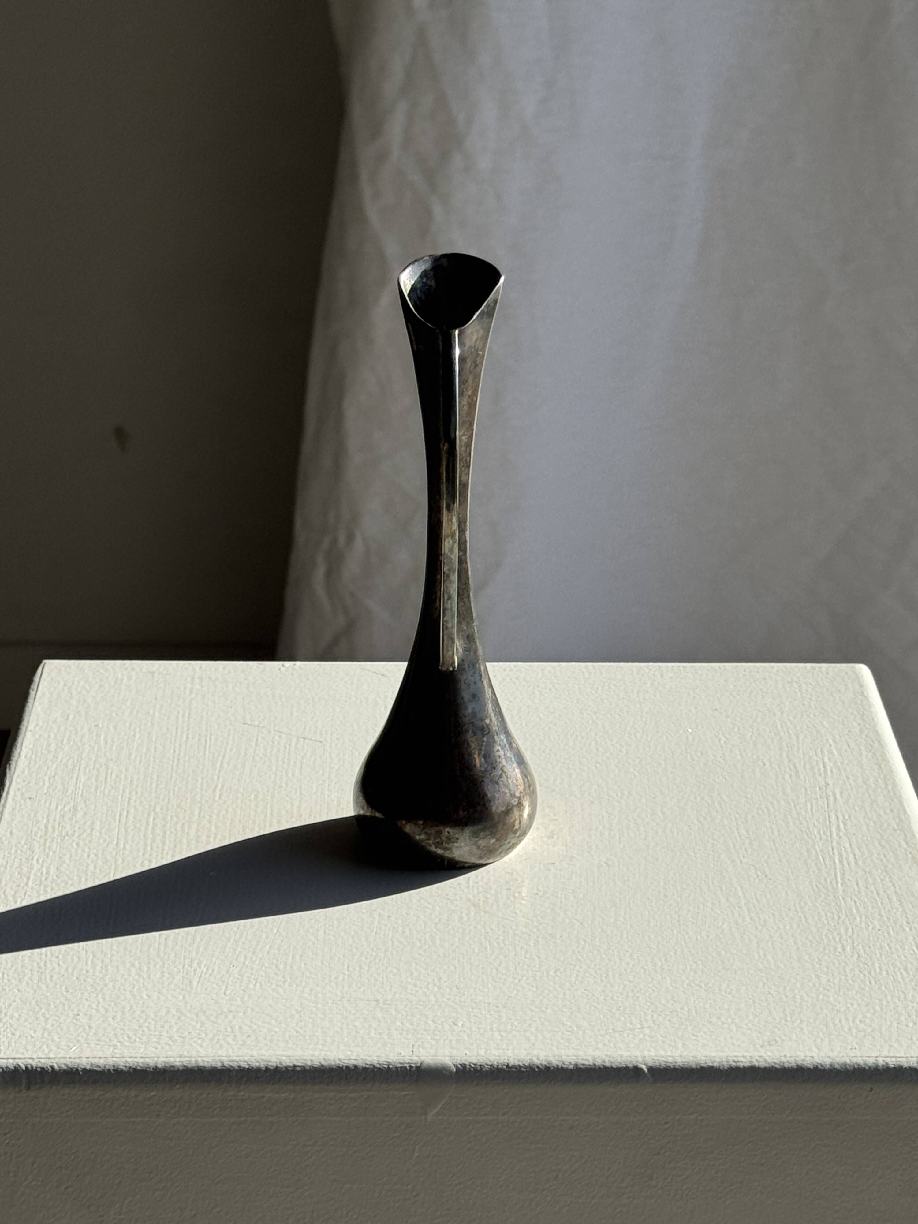 Vintage silver-plated soliflore vase with a dark patina in the shape of a ewer.