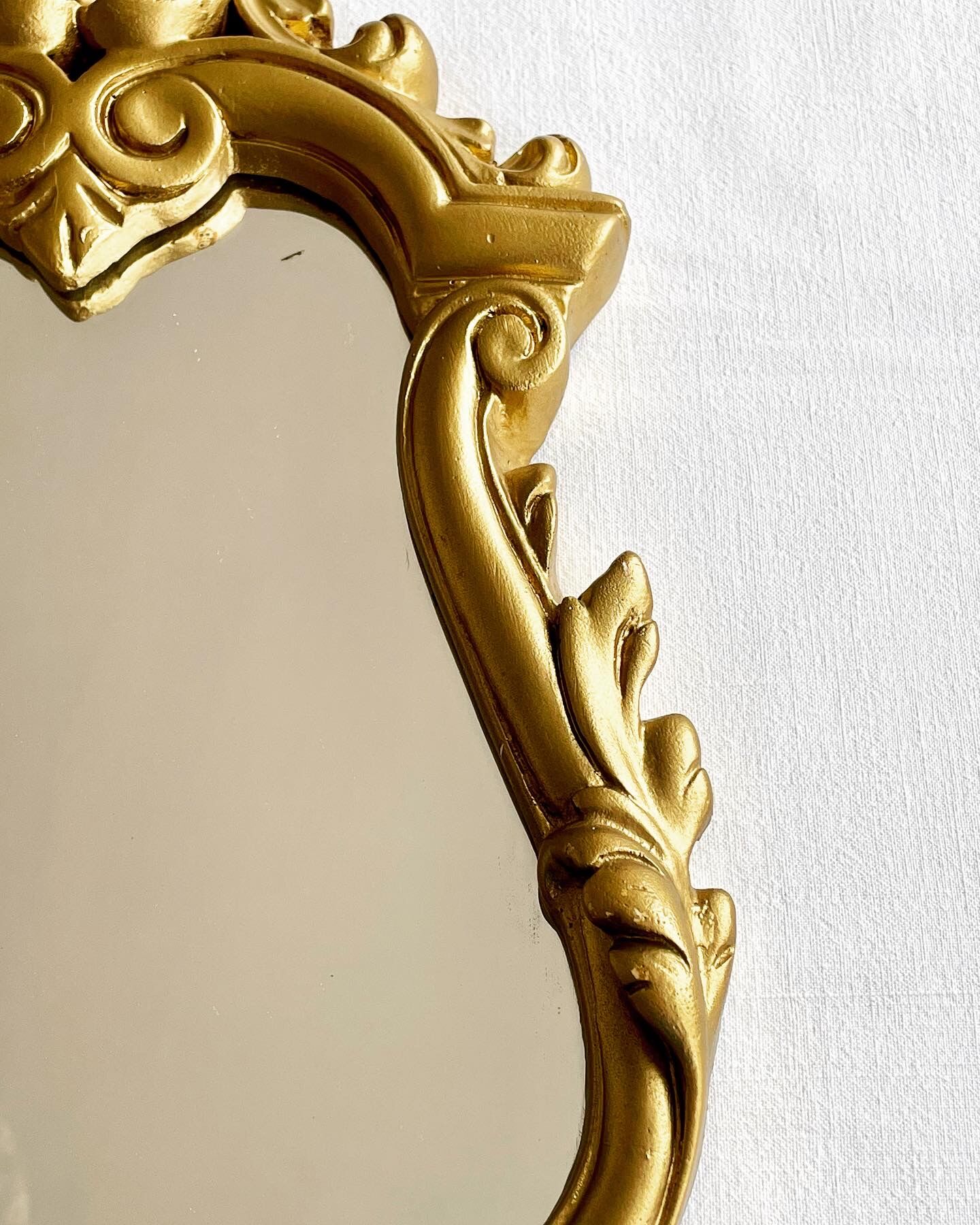 Baroque mirror in golden resin 26x49cm