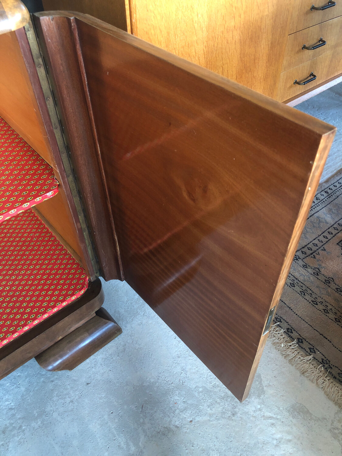 Art deco wooden chest of drawers from the 1940s