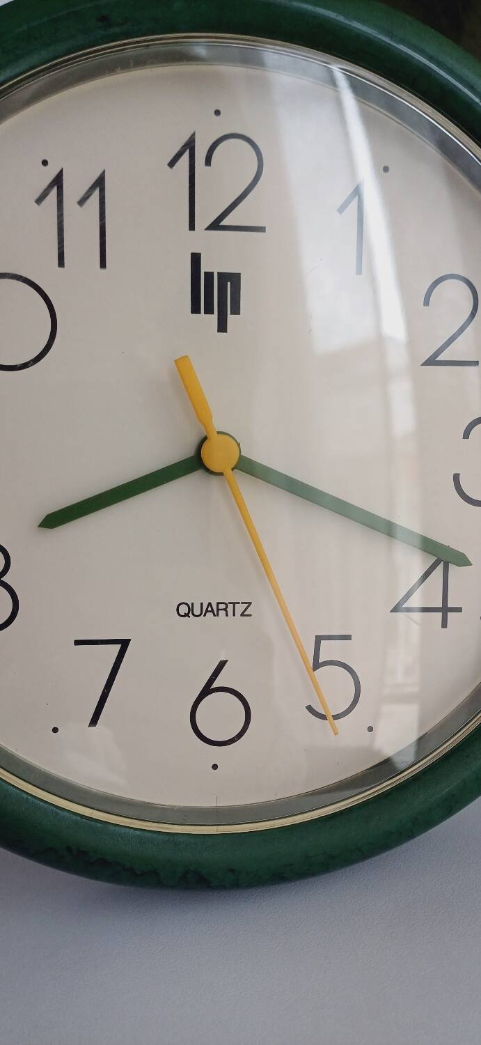 90s lip clock