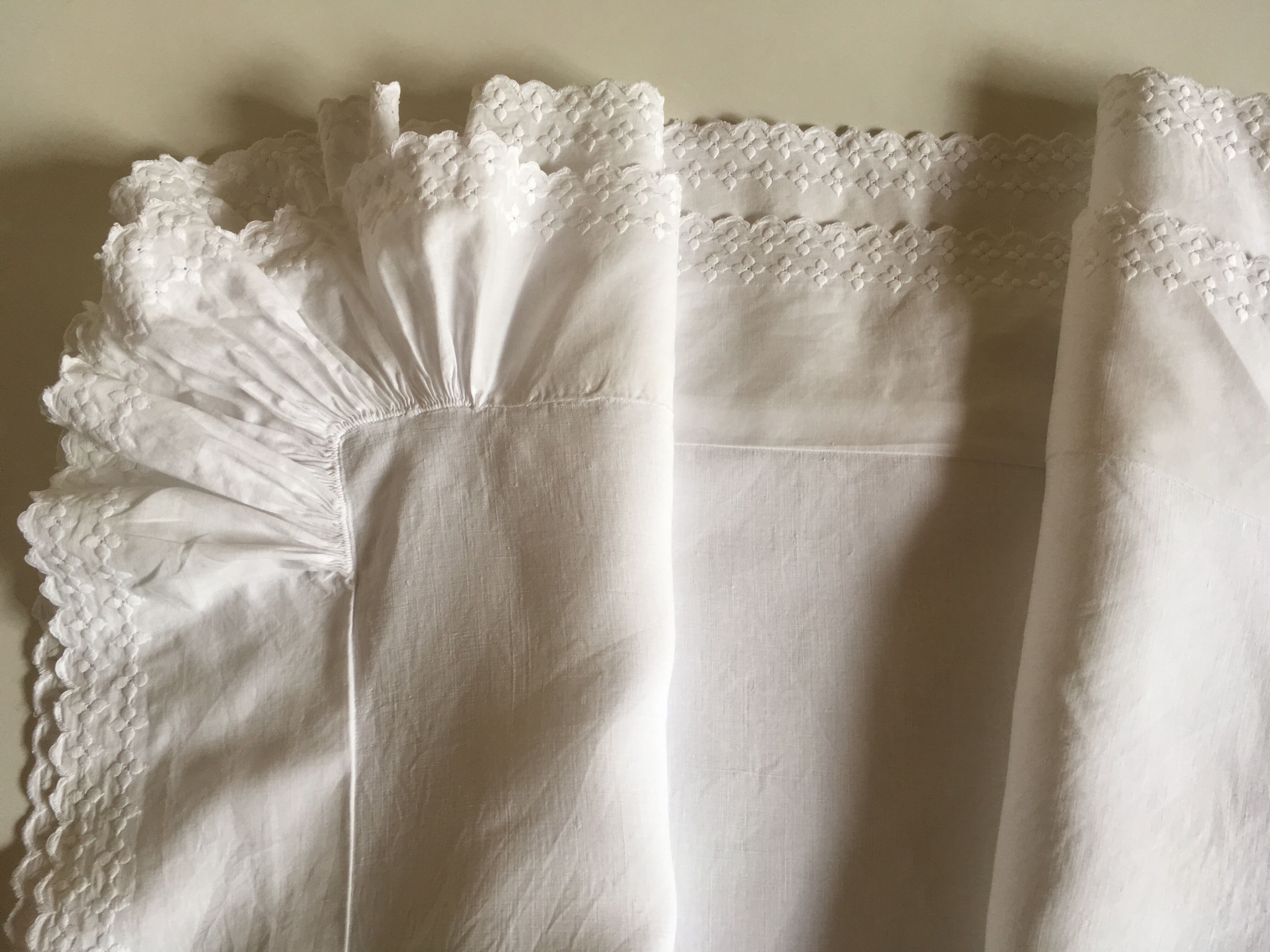 Pillowcase 19th century house at bellows in linen thread