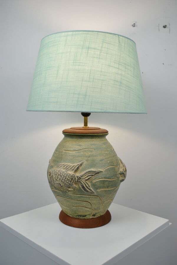 Lampe en céramique décor poisson en relief vers 1970
