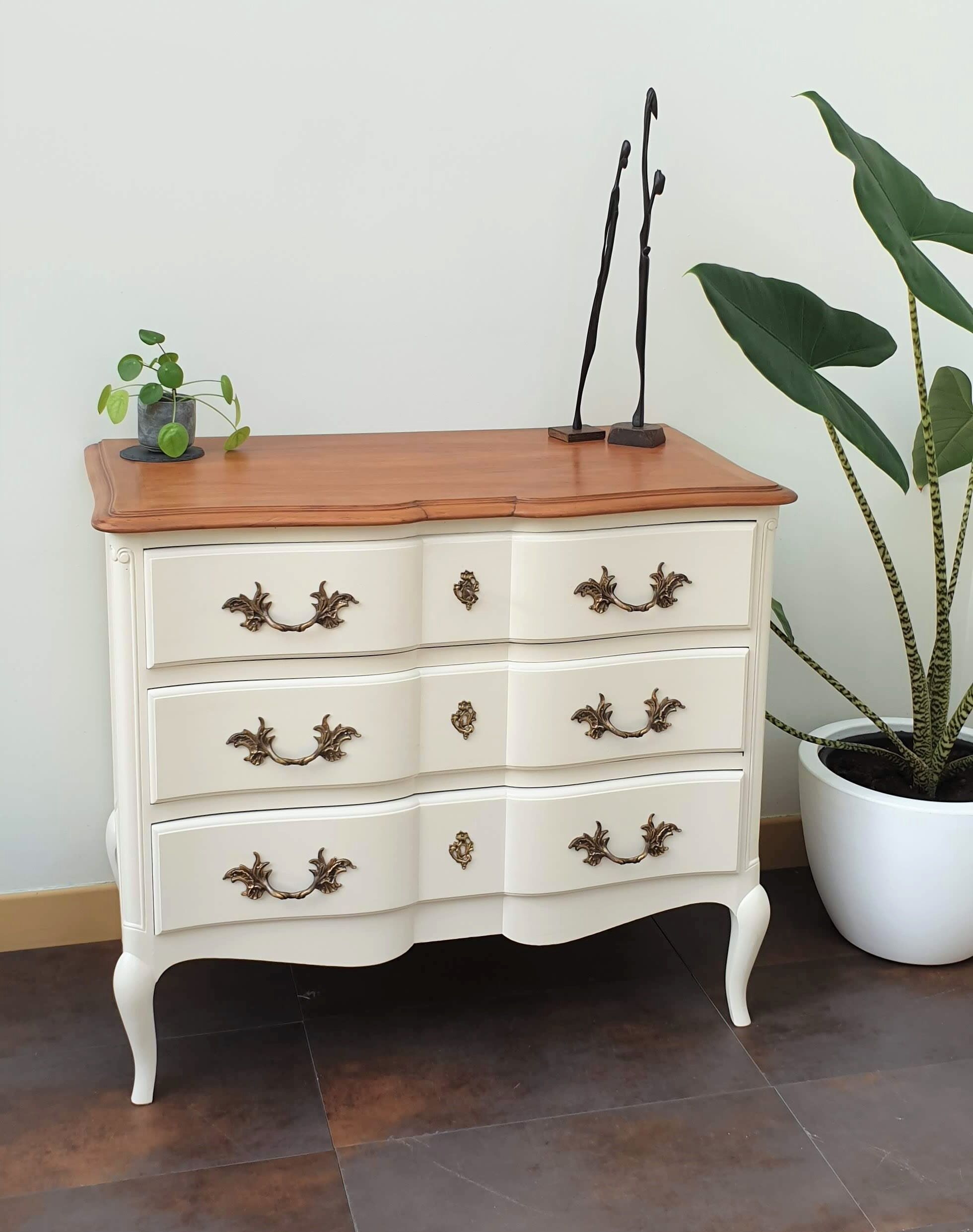 Creme white chest of drawers