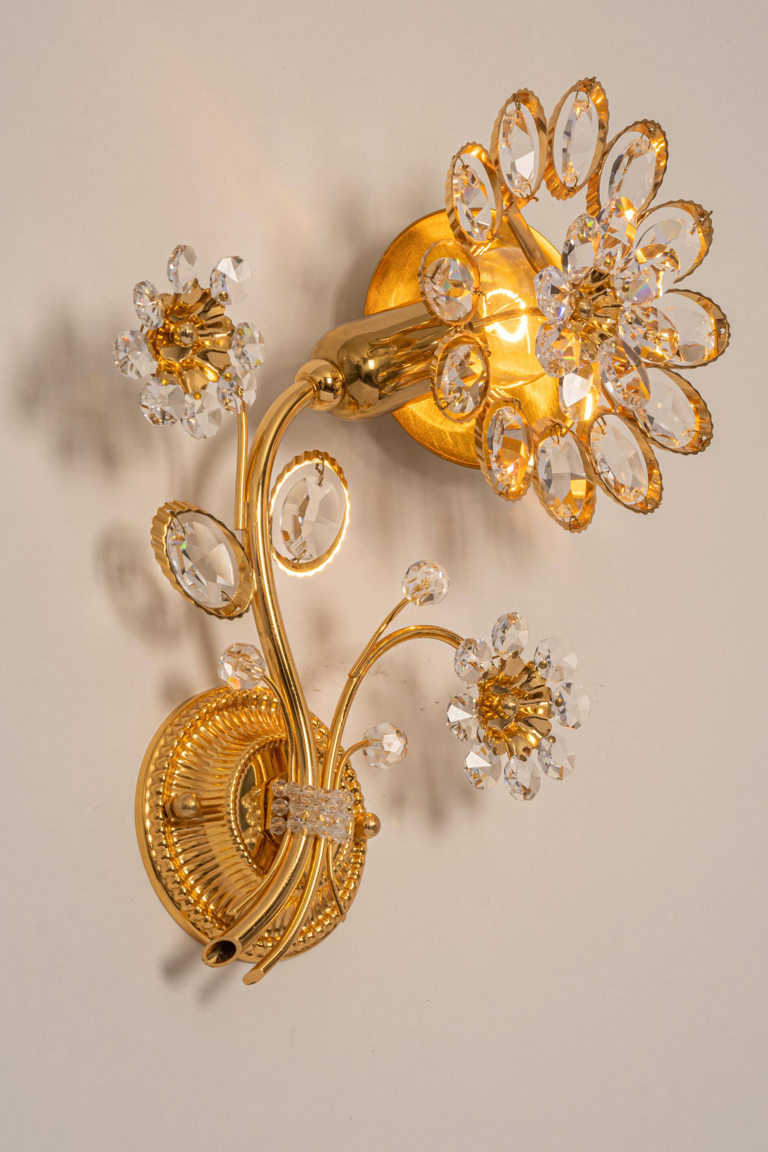 Sconce in gilded brass in the shape of a flower by Palwa, Germany, 1970s.