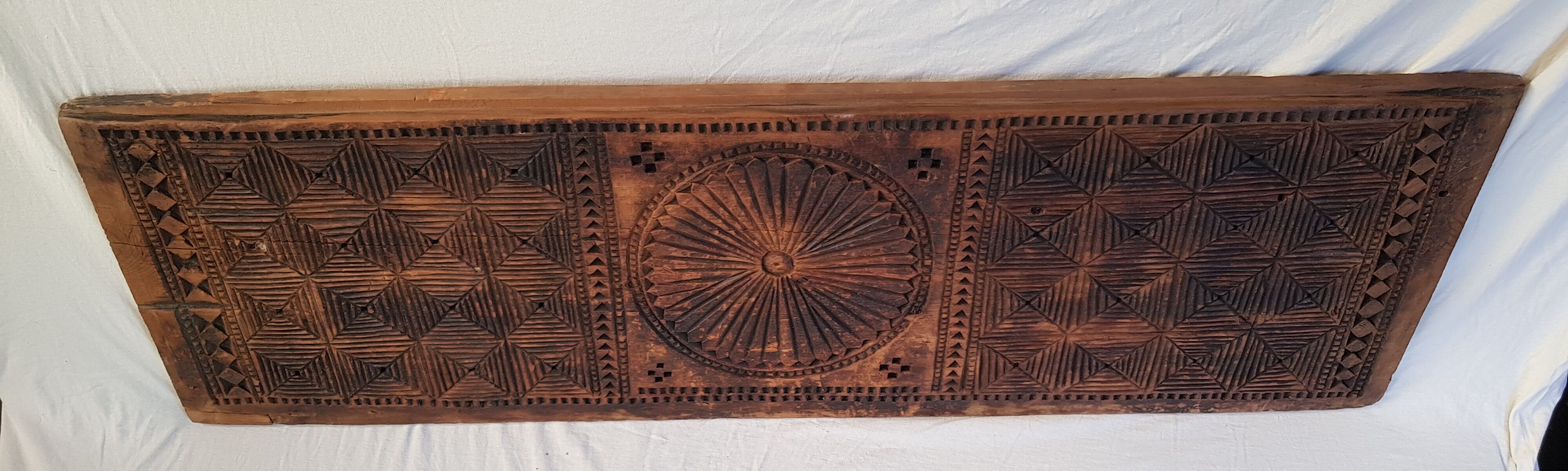 Frieze - carved wooden pediment - Islamic art