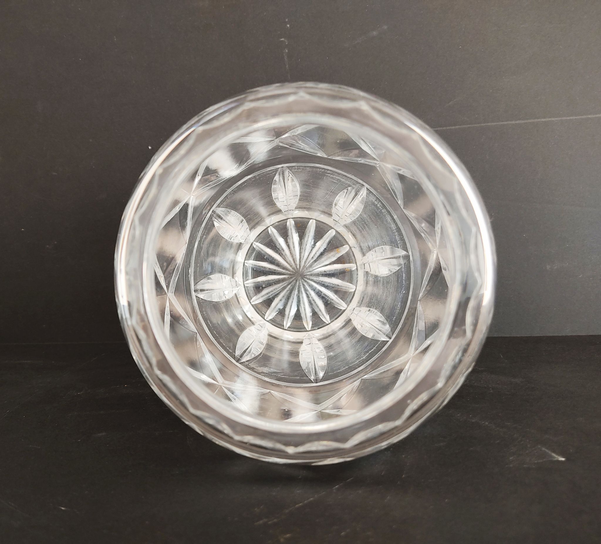 Ensemble de trois vases en cristal et en verre