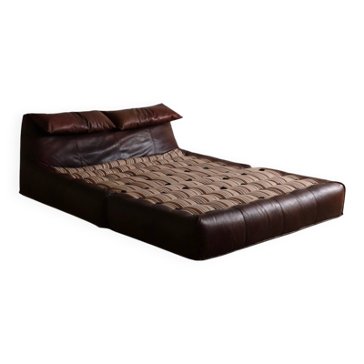 Le lit Bambole en cuir buffle par Mario Bellini pour B&B Italia, années 1970.