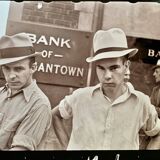 Walker Evans (1938) – Main Street, Morgantown (West Virginia)