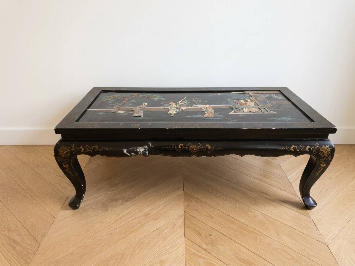 Table basse chinoise en bois laqué noir et décor doré