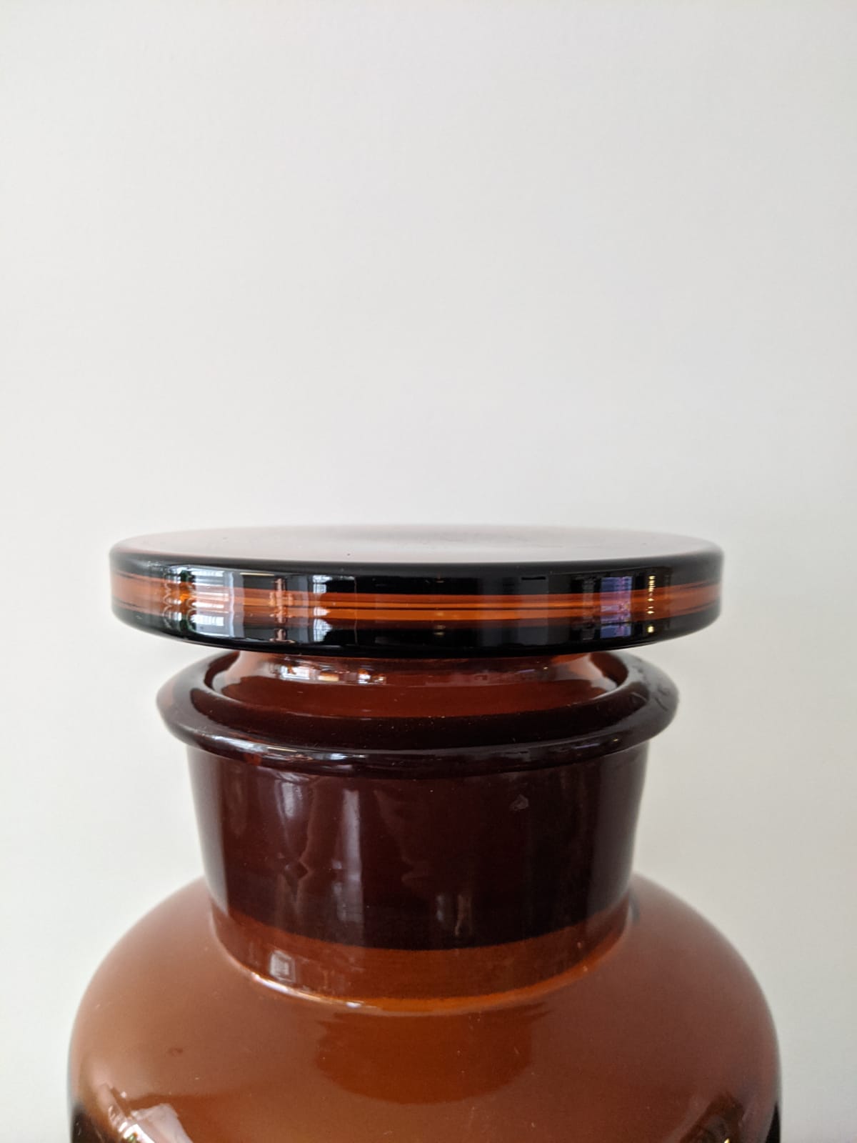 Pot a old pharmacy in red glass