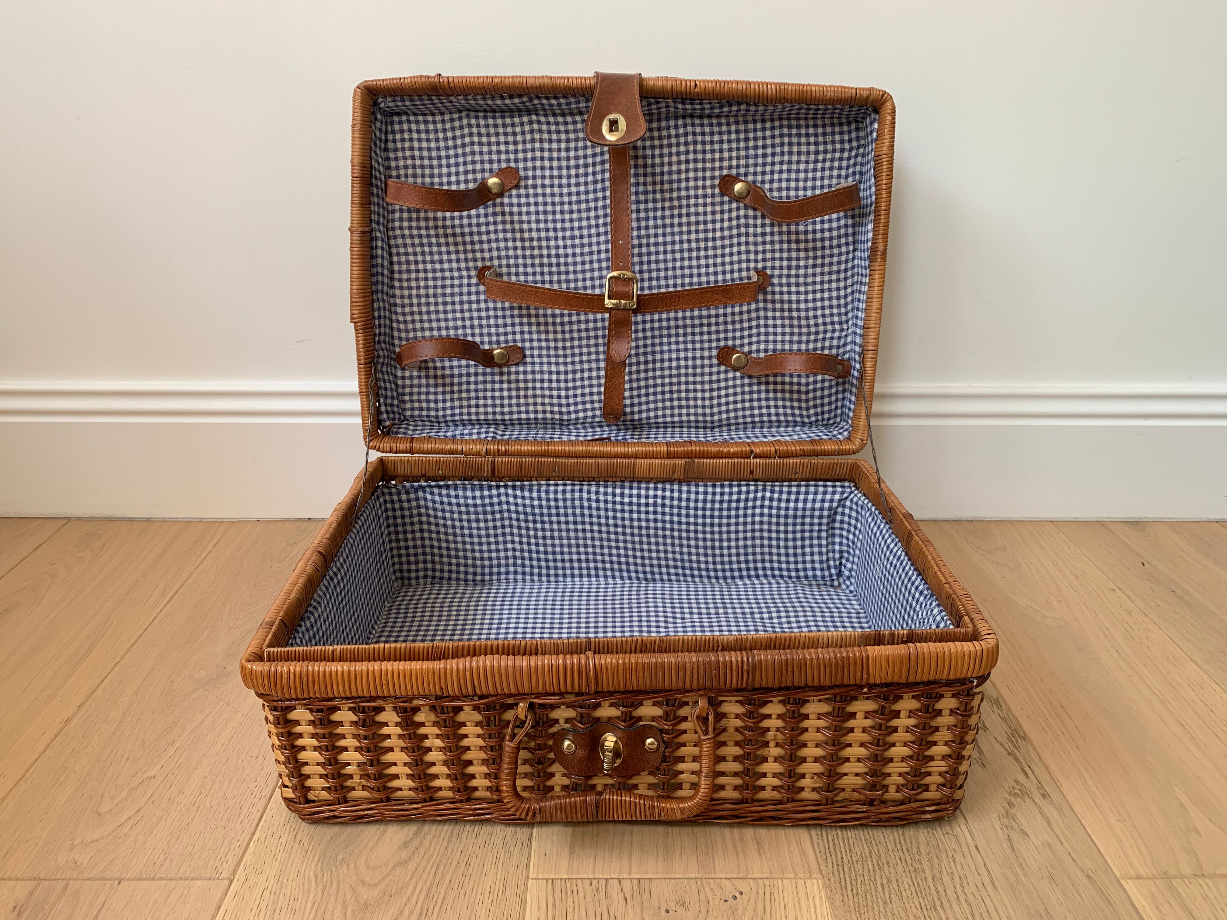 Rattan picnic basket - vintage